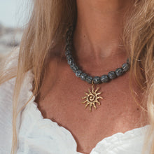 Cargar imagen en el visor de la galería, COLLAR CERAMICA GRIS SOL DORADO