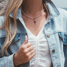 Cargar imagen en el visor de la galería, COLLAR PIEDRA ROSADAS PESCADO NEGRO ROSADO