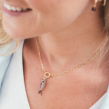 Cargar imagen en el visor de la galería, COLLAR CADENA GOLD PESCADO LILA MORADO