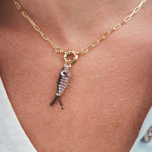 Cargar imagen en el visor de la galería, COLLAR CADENA GOLD PESCADO LILA MORADO
