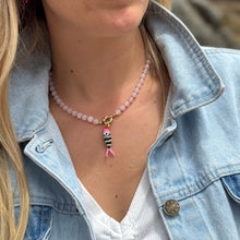 Cargar imagen en el visor de la galería, COLLAR PIEDRA ROSADAS PESCADO NEGRO ROSADO