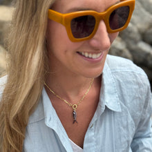 Cargar imagen en el visor de la galería, COLLAR CADENA GOLD PESCADO LILA MORADO