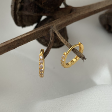 Cargar imagen en el visor de la galería, ARGOLLAS ZIRCONES GOLD PAR