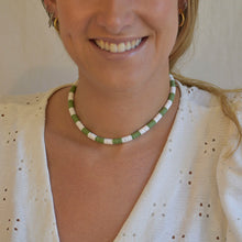 Cargar imagen en el visor de la galería, COLLAR MOSTACILLAS VERDE BLANCO