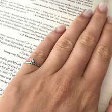 Cargar imagen en el visor de la galería, ANILLO PLATA 3 ZIRCONES - Piedra Marina