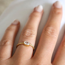 Cargar imagen en el visor de la galería, ANILLO GOLD ZIRCONITA TRANSPARENTE OVALADO