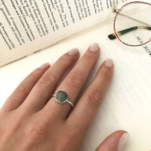 Cargar imagen en el visor de la galería, ANILLO PLATA PIEDRA RUSTICO - Piedra Marina
