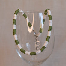Cargar imagen en el visor de la galería, COLLAR MOSTACILLAS VERDE BLANCO