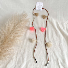 Cargar imagen en el visor de la galería, STRAPS POMPONES GAMUZA