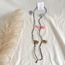 Cargar imagen en el visor de la galería, STRAPS POMPONES GAMUZA