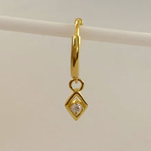 Cargar imagen en el visor de la galería, ARGOLLA DIAMANTE ZIRCÓN ORO - Piedra Marina