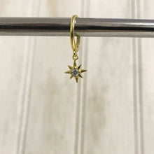 Cargar imagen en el visor de la galería, ARGOLLA SOL ZIRCÓN ORO - Piedra Marina