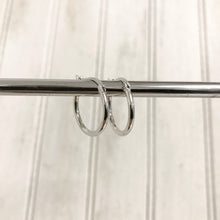 Cargar imagen en el visor de la galería, ARGOLLAS GRUESA 16 PLATA - Piedra Marina