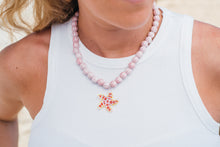 Cargar imagen en el visor de la galería, COLLAR CERAMICA ROSADA ESTRELLA TRANSPARENTE ROJA
