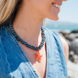 COLLAR CERAMICA AZUL ESTRELLA ROJA