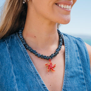 COLLAR CERAMICA AZUL ESTRELLA ROJA