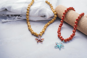 COLLAR CERAMICA MOSTAZA ESTRELLA LILA