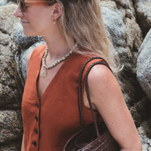 Cargar imagen en el visor de la galería, COLLAR CERAMICA BEIGE/CAFE SOL DORADO
