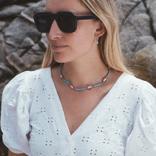 Cargar imagen en el visor de la galería, COLLAR MOSTACILLAS CELESTE MANZANAS ROJAS
