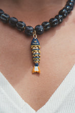 Cargar imagen en el visor de la galería, COLLAR CERAMICA AZUL PESCADO AZUL
