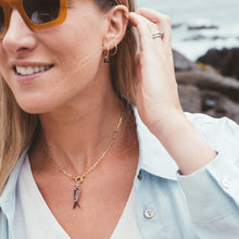 Cargar imagen en el visor de la galería, COLLAR CADENA GOLD PESCADO LILA MORADO
