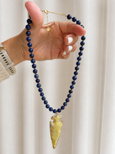 Cargar imagen en el visor de la galería, COLLAR PIEDRA AZUL FLECHA AMARILLA
