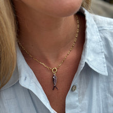Cargar imagen en el visor de la galería, COLLAR CADENA GOLD PESCADO LILA MORADO
