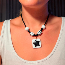 Cargar imagen en el visor de la galería, COLLAR CERAMICA BLANCO CON NEGRO

