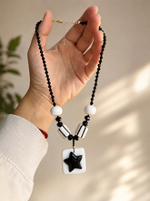 Cargar imagen en el visor de la galería, COLLAR CERAMICA BLANCO CON NEGRO
