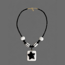Cargar imagen en el visor de la galería, COLLAR CERAMICA BLANCO CON NEGRO
