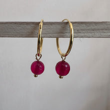 Cargar imagen en el visor de la galería, ARGOLLAS GOLD PIEDRA FUCSIA
