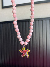 Cargar imagen en el visor de la galería, COLLAR CERAMICA ROSADA ESTRELLA TRANSPARENTE ROJA
