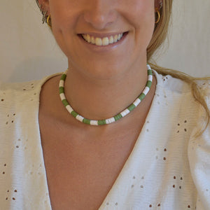 COLLAR MOSTACILLAS VERDE BLANCO