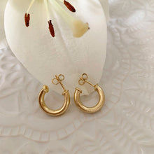 Cargar imagen en el visor de la galería, ARGOLLAS GRUESA 17 GOLD
