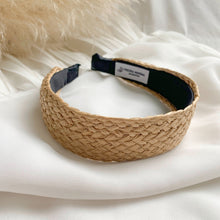 Cargar imagen en el visor de la galería, CINTILLO PAJA BEIGE
