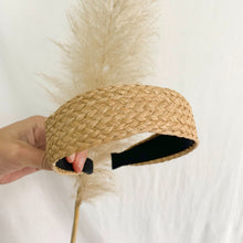 Cargar imagen en el visor de la galería, CINTILLO PAJA BEIGE
