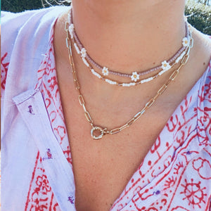 COLLAR MOSTACILLAS LILAS FLORES