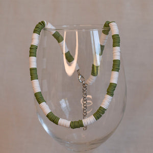 COLLAR MOSTACILLAS VERDE BLANCO