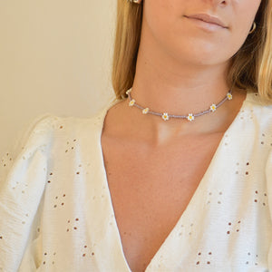 COLLAR MOSTACILLAS LILAS FLORES