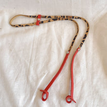 Cargar imagen en el visor de la galería, STRAP CUERO LEOPARDO Y ROJO

