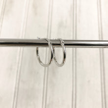 Cargar imagen en el visor de la galería, ARGOLLAS GRUESA 16 PLATA - Piedra Marina
